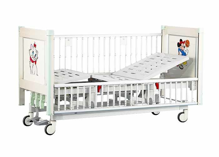 เตียงเด็กโรงพยาบาลกุมารเวชศาสตร์ที่มีอลูมิเนียมรางด้านข้างมีความยาวเต็ม